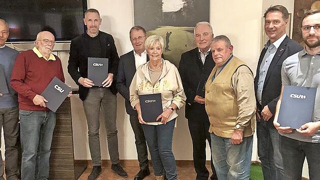 Ehrungen beim CSU-Ortsverband Thurnau; unser Bild zeigt (von links) Walter Hofmann, Heinz Spielb&uuml;hler, B&uuml;rgermeister Martin Bernreuther, Kreisvorsitzenden Henry Schramm, Rosita Biniasch, Norbert Lawatsch, Ehrenvorsitzenden Georg Richter, Ortsvorsi...