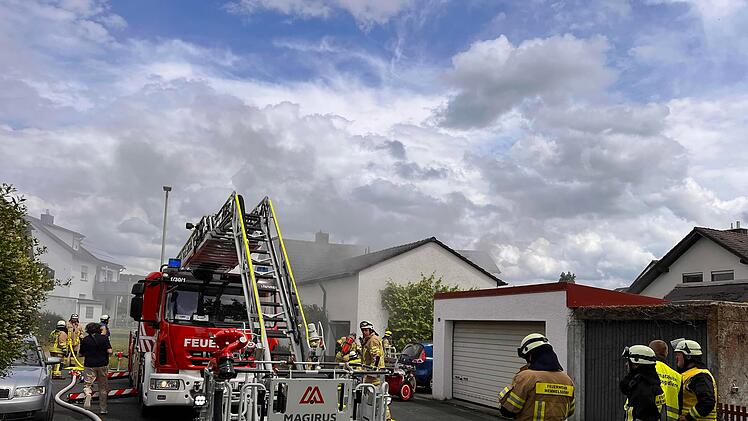 Massive Rauchentwicklung: Kellerbrand in Einfamilienhaus