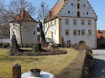 Bei Schloss Trunstadt muss nun wohl mehr als nur die Fassade erneuert werden. Foto: Michael Gründel