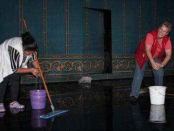 Aufwischarbeiten auf der Bühne des Landestheaters CoburgFoto: Jochen Berger