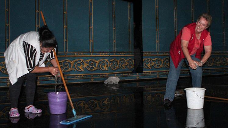 Aufwischarbeiten auf der Bühne des Landestheaters CoburgFoto: Jochen Berger