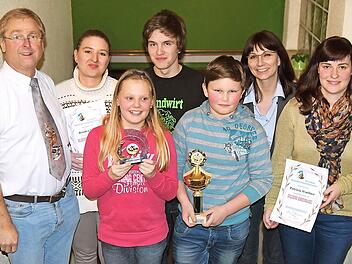 Bei der Hauptversammlung des Kleintierzuchtvereins Heldritt wurden erfolgreiche Züchter geehrt (von links): Gerald Blatt, Jessica Sauer, Mona Sauer, Christopher Sauer, Moritz Brehm, Zweite Bürgermeisterin Christina Butterer und Patrizia Wachter.  Foto: Gabi Arnold