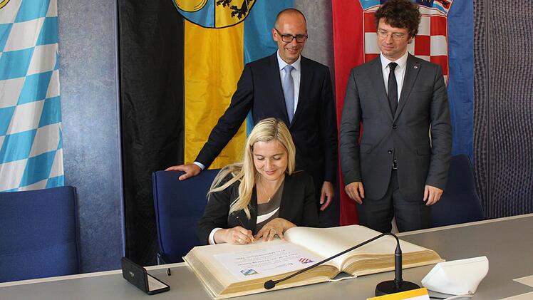 Ministerin Huml trug sich ins Goldene Buch ein. Dahinter Landrat Meißner und Minister Predrag Šustar aus Kroatien