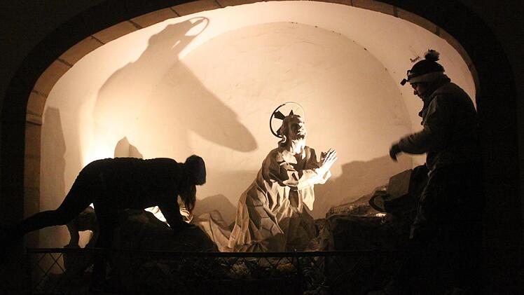 Studenten illuminieren den Ölberg an der Kilians-Kirche. Foto: Matthias Einwag