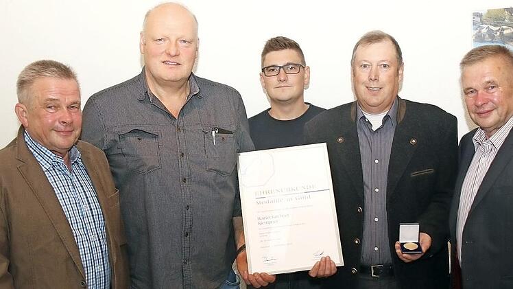 Rainer Kirchner (Zweiter von rechts) ist seit 40 Jahren bei der Firma Welsch beschäftigt und wurde jetzt besonders geehrt (von links): Gert Beier, Klaus Zetzmann, Juniorchef André Beier, Rainer Kirchner und Bernd Beier.  Foto: M. Stelzner/Firma Welsch