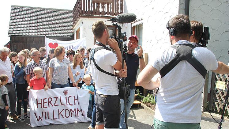 Kamerateam und Zuschauer warten auf die Ankunft der herannahenden Familie. Foto: Andreas Schmitt