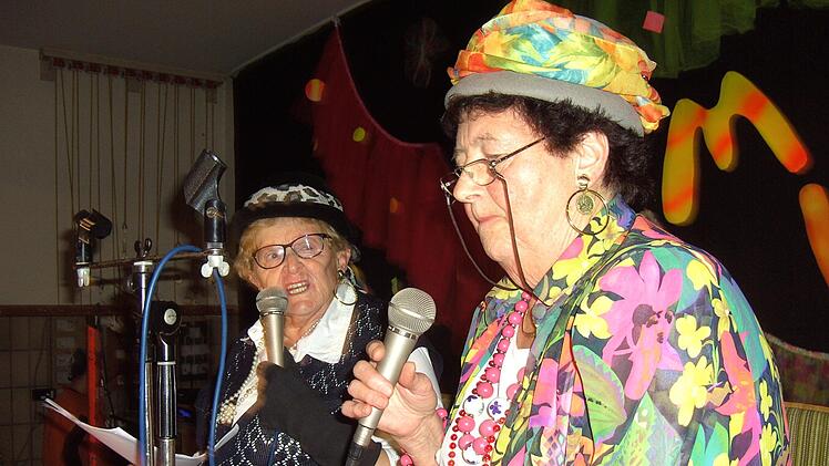 Kaffeekränzchen voller Vergesslich- und Schwerhörigkeit: Waltraud (Beate Öhrlein, links) und Mariechen (Maria Zimmermann, rechts)  Foto: Udo Sell