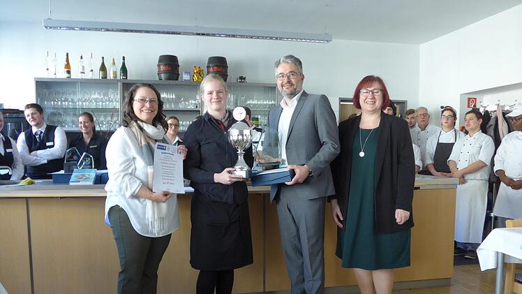 Stadtmeisterin Kathrin Eisfelder mit der Vorsitzenden der Jury, Antje Karl sowie Joachim Kastner (Hotel- und Gaststättenverband) und Schulleiterin Ruth Bankmann