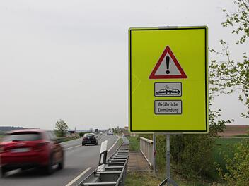 Erst seit kurzem weisen Warnschilder auf die gefährliche Einmündung hin. Sie sollen bald durch eine Ampelanlage ersetzt werden.      Foto: Franziska Rieger