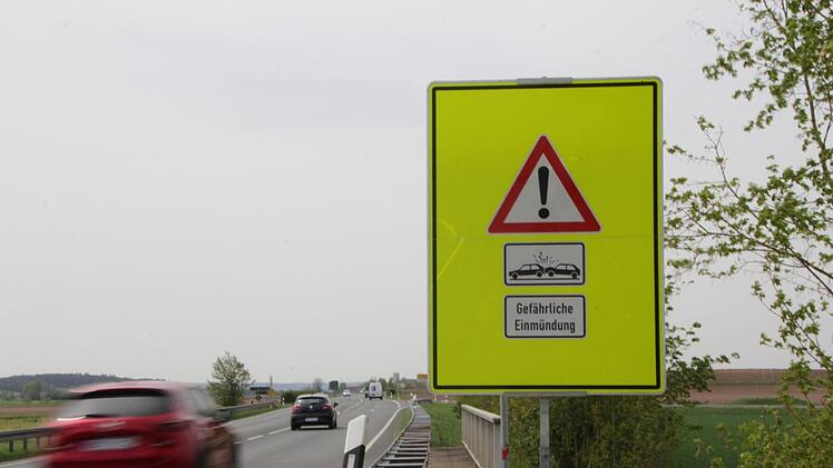 Erst seit kurzem weisen Warnschilder auf die gefährliche Einmündung hin. Sie sollen bald durch eine Ampelanlage ersetzt werden.      Foto: Franziska Rieger