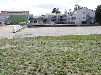 Dieses Gelände neben Schule und Sporthalle ist als Standort für die neue Kita in Röttenbach favorisiert.  Foto: Andreas Dorsch
