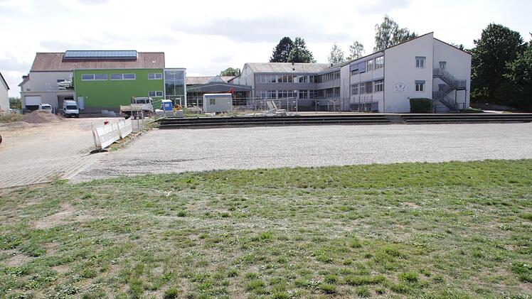 Dieses Gelände neben Schule und Sporthalle ist als Standort für die neue Kita in Röttenbach favorisiert.  Foto: Andreas Dorsch