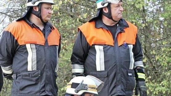 Walter Nussel (r.) &uuml;berwachte das Saugschlauchkuppeln. Foto: S. Weber