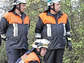 Walter Nussel (r.) &uuml;berwachte das Saugschlauchkuppeln. Foto: S. Weber