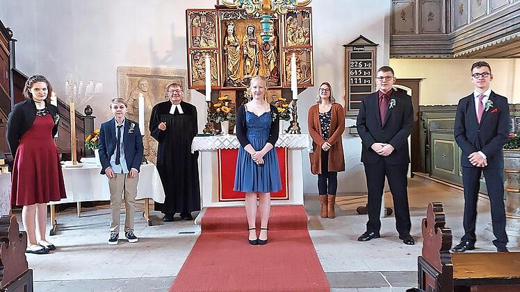 Diese fünf Konfirmanden gingen in der St.-Laurentius-Kirche in Burggrub mit Pfarrer Michael Foltin zum ersten Abendmahl .  Foto: K.- H. Hofmann