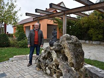 Günther Eichler an der Schäfer-Skulptur, einem beliebten Treffpunkt in Sollenberg. Für sein Engagement erhielt Eichler die Staatsmedaille des bayerischen Staatsministeriums.  Foto: Petra Malbrich