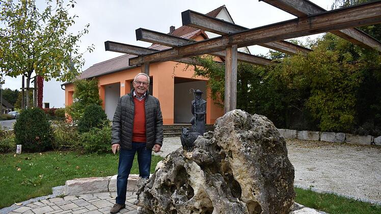 Günther Eichler an der Schäfer-Skulptur, einem beliebten Treffpunkt in Sollenberg. Für sein Engagement erhielt Eichler die Staatsmedaille des bayerischen Staatsministeriums.  Foto: Petra Malbrich