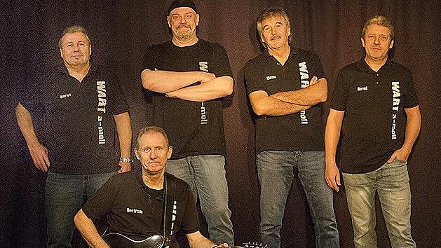 Die Gruppe "Wart a-moll" mit (stehend, von links) Horst Münch, Jürgen Bergmann, Klaus Kutsche und Bernd Maier sowie Bertram Hauf (vorne) spielt am 6. August auf dem Außengelände des "TECnet Zentrums" in Burkersdorf.