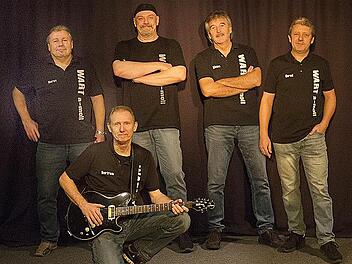 Die Gruppe "Wart a-moll" mit (stehend, von links) Horst Münch, Jürgen Bergmann, Klaus Kutsche und Bernd Maier sowie Bertram Hauf (vorne) spielt am 6. August auf dem Außengelände des "TECnet Zentrums" in Burkersdorf.