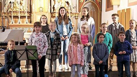 Dreizehn Kinder hatten sich kurzfristig für dieses Konzert zu einem Projektchor zusammen gefunden.