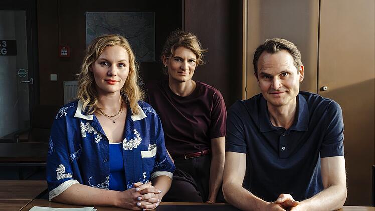 Am Set des aktuell gedrehten "Tatort: Gottesgarten" in Nürnberg: 2026 wird der erste Franken-"Tatort" mit Rosalie Thomass als Hauptkommissarin Emilia Rathgeber (links) ausgestrahlt. Sie wird nach dem Ausstieg von Dagmar Manzel mit Fabian Hinrichs alias Felix Voss und Eli Wasserscheid alias Wanda Goldwasser ermitteln.