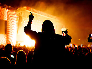 Girl with glass of beer enjoying the music outdoor festival, concert Konzert Publikum WackenOpenAir Wacken2026 MetalFestival Bierpreis Festivalbier HeavyMetal Jubil&auml;um HolyGround Festivalgel&auml;nde Bechergr&ouml;&szlig;e Preissenkung MetalSzene Headliner Festivalstimmung Schleswig-Holstein Rockfans Openair Festivalbesucher Biertrinken Partystimmung Campingplatz JudasPriest DefLeppard Powerwolf Festivalkultur MetalFamily Infrastruktur Schlamm Festivalwiese ThomasJensen HolgerH&uuml;bner