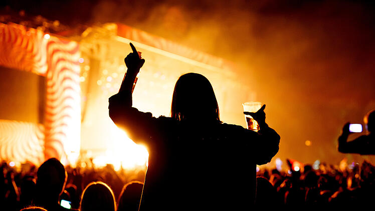 Girl with glass of beer enjoying the music outdoor festival, concert Konzert Publikum WackenOpenAir Wacken2026 MetalFestival Bierpreis Festivalbier HeavyMetal Jubil&auml;um HolyGround Festivalgel&auml;nde Bechergr&ouml;&szlig;e Preissenkung MetalSzene Headliner Festivalstimmung Schleswig-Holstein Rockfans Openair Festivalbesucher Biertrinken Partystimmung Campingplatz JudasPriest DefLeppard Powerwolf Festivalkultur MetalFamily Infrastruktur Schlamm Festivalwiese ThomasJensen HolgerH&uuml;bner