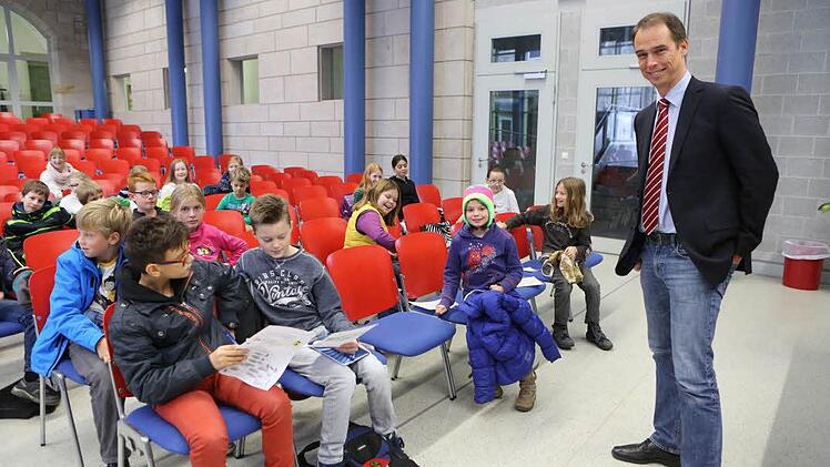 "Suchen und finden im Internet" - darum ging es in der Kinder-Uni-Vorlesung von Andreas Henrich. Foto: Barbara Herbst