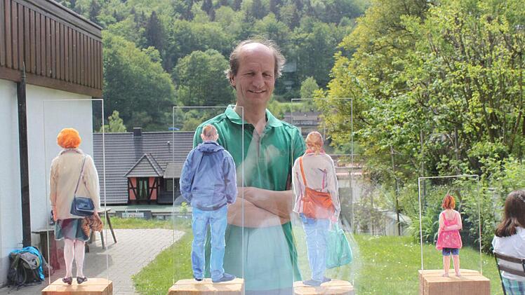 Die Wartenden auf Plexiglas sieht man immer von hinten.