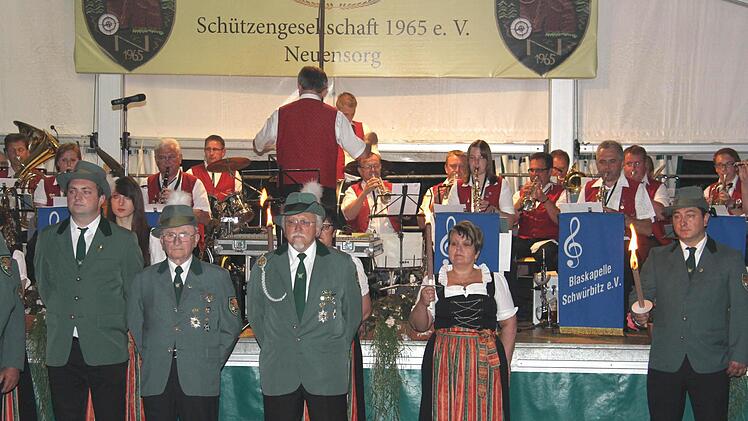 Die Mitglieder mit Fackelbegleitung nehmen Aufstellung im Festzelt f&uuml;r den gro&szlig;en Zapfenstreich im Festzelt. Foto: Alexandra Kemnitzer