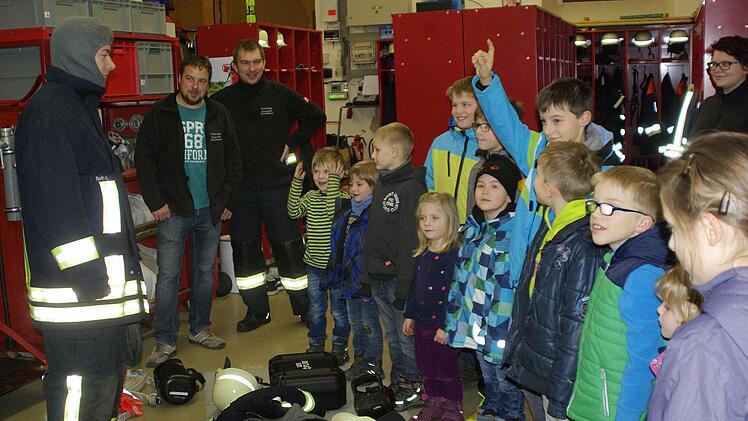 Manuel Roth in seiner Ausrüstung machte mächtig Eindruck auf die jungen Gäste. Fotos: Winfried Ehling