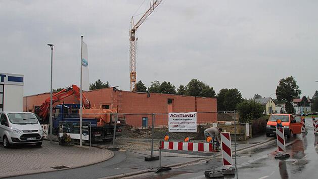 An der Ecke Berndorfer Stra&szlig;e/Badersbergstra&szlig;e wird der neue Netto-Markt gebaut. Foto: Alexander Hartmann