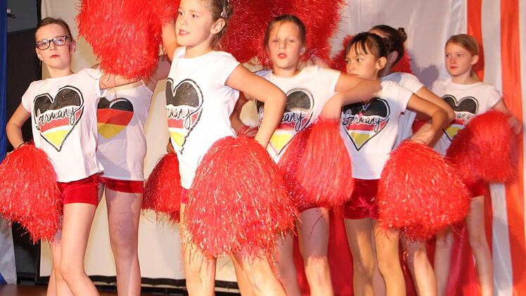 Mit einem temperamentvollen Auftritt begeisterten die "Dancing Starlets" unter der Leitung von Marion Reinlein. Foto: Gerda Völk