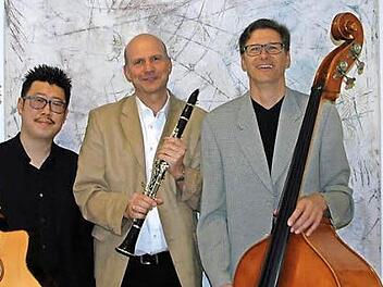 Das "Trio Clarino" setzt sich aus dem Gitarristen Hyun-Bin Park, "Mr. Clarino" Matthias Ernst und dem Bassisten Wolfgang Kriener (von links) zusammen. Foto: privat