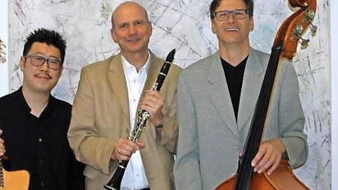 Das "Trio Clarino" setzt sich aus dem Gitarristen Hyun-Bin Park, "Mr. Clarino" Matthias Ernst und dem Bassisten Wolfgang Kriener (von links) zusammen. Foto: privat