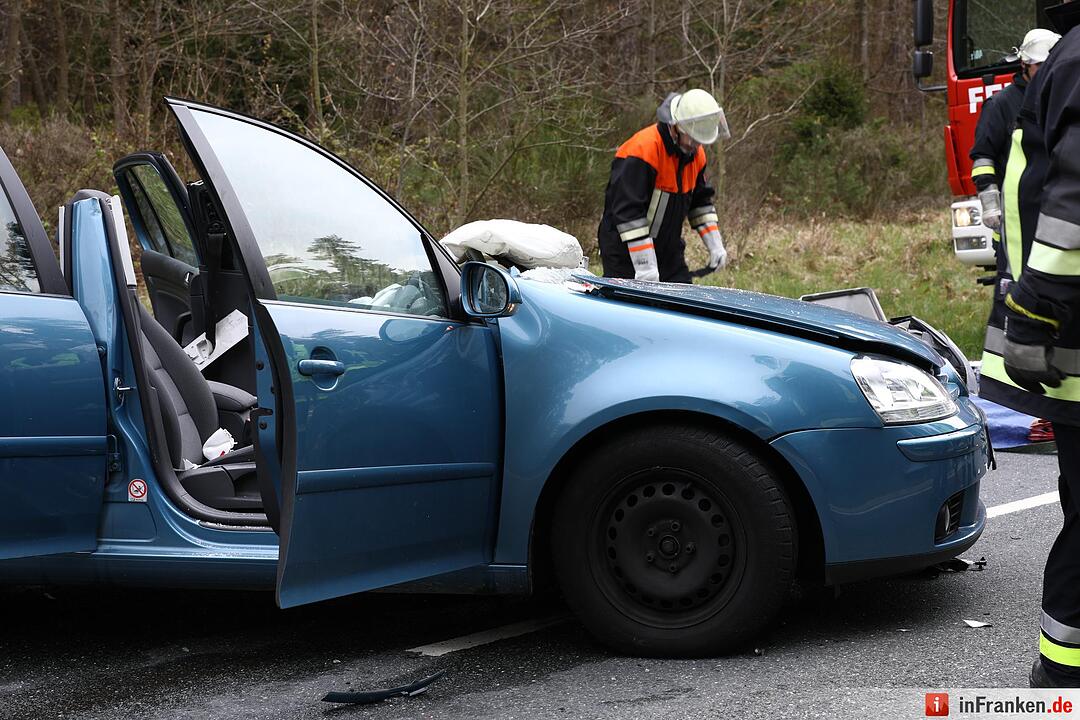 Golf kollidiert mit Traktor: 49-Jährige schwer verletzt