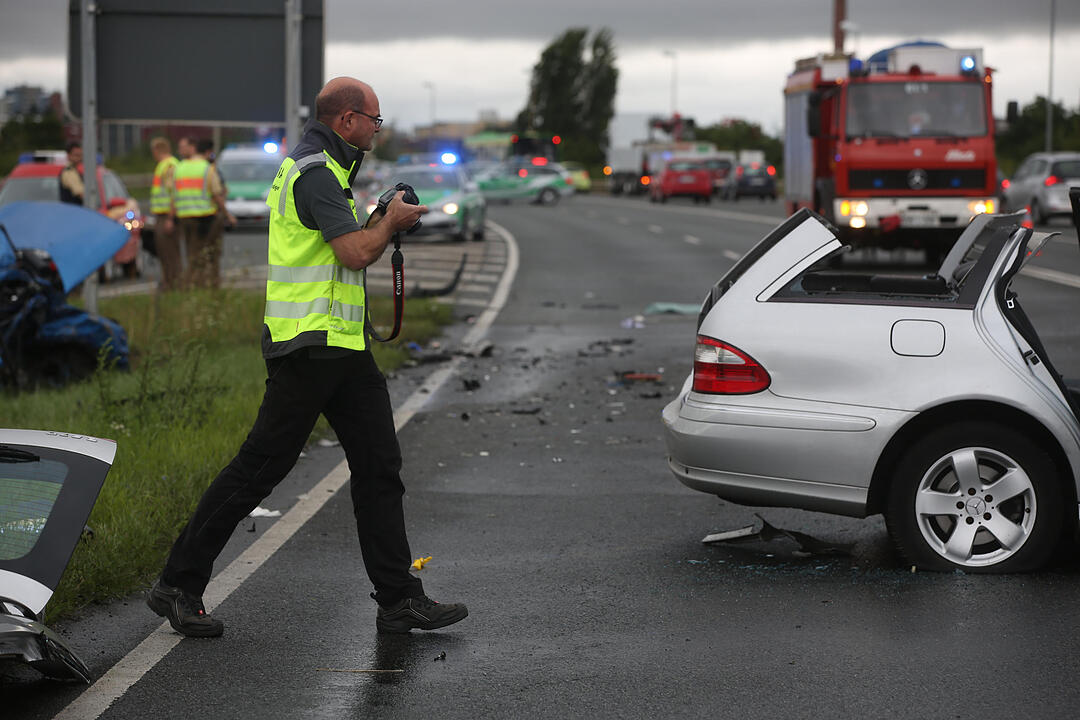 Traurige Bilanz eines Verkehrsunfalls: Eine Tote und drei Schwerverletzte - Mercedes rammt frontal in Beifahrerseite von Opel