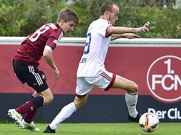 In der vergangenen Saison bekamen es Alexander Piller (rechts) und die SpVgg Unterhaching in der Regionalliga Bayern noch mit Teams wie dem 1. FC Nürnberg II (hier: Dennis Lippert) zu tun. Foto: Sportfoto Ziink