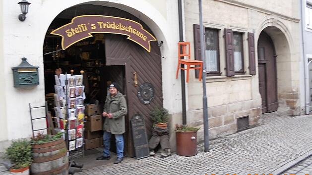 In dem Anwesen in der Mainstra&szlig;e in Eltmann, in dem die Eltern von Freddy Greubel ehemals eine kleine Landwirtschaft betrieben, ist jetzt "Steffi's Tr&ouml;delscheune" untergebracht. Fotos: Norbert Gundelach