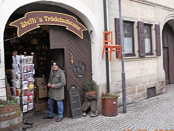 In dem Anwesen in der Mainstraße in Eltmann, in dem die Eltern von Freddy Greubel ehemals eine kleine Landwirtschaft betrieben, ist jetzt "Steffi's Trödelscheune" untergebracht. Fotos: Norbert Gundelach