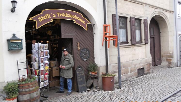 In dem Anwesen in der Mainstraße in Eltmann, in dem die Eltern von Freddy Greubel ehemals eine kleine Landwirtschaft betrieben, ist jetzt "Steffi's Trödelscheune" untergebracht. Fotos: Norbert Gundelach