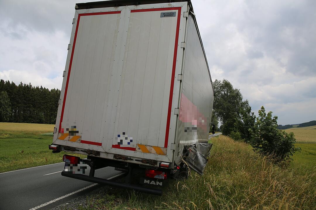 Der Traktor prallte gegen einen Baum