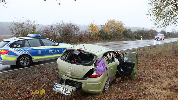 Eine 39-J&auml;hrige wurde bei Leutershausen im Landkreis Ansbach in ihrem Auto eingeklemmt. Foto: News5/Haag