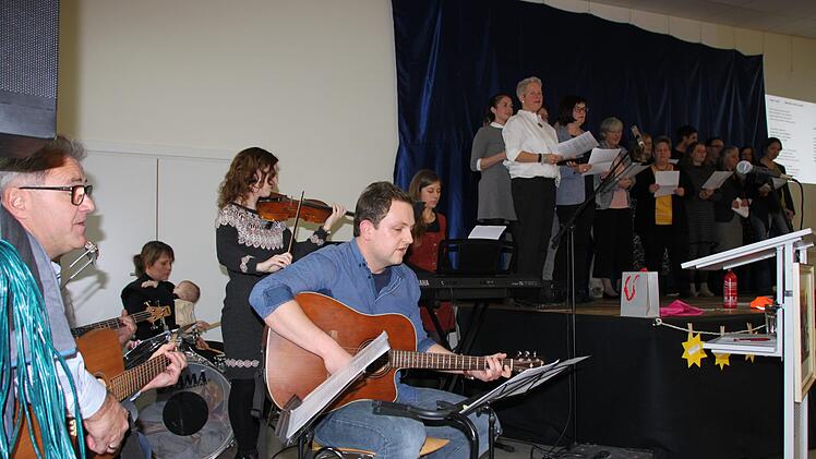 Die Lehrerband umrahmte die Feierstunde zur Einführung des neuen Schulleiters Andreas Hagedorn.  Foto: Hilmar Ruppert