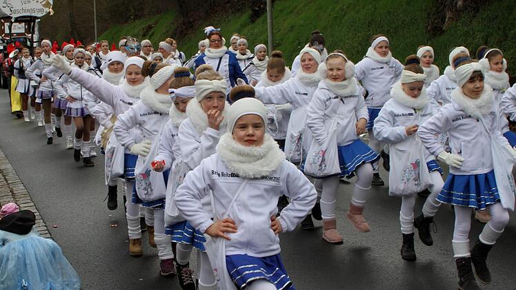Die Garden und Dancing-Groups führten den Zug an.
