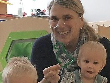 Danny und Lina Deringer und Erziehern Constanze Schemberg zeigen die Formen fürs Gänsebacken.