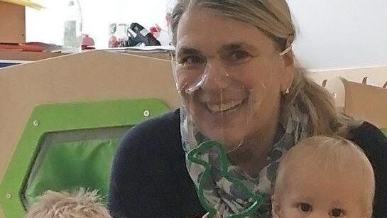 Danny und Lina Deringer und Erziehern Constanze Schemberg zeigen die Formen fürs Gänsebacken.