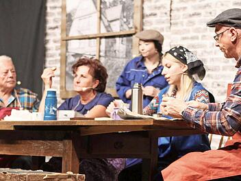 Die Rehbach-Saga begann 1955 in einer Frühstückspause. Darsteller v. l. Werner Müller (Fabrikarbeiter Willi), Ingrid Gehring (Fabrikarbeiterin Gunda), Julia Schnura (Lehrling), Lena Neidhardt (Fabrikarbeiterin Leni) und Rudolf Ruf (Fabrikarbeiter ...