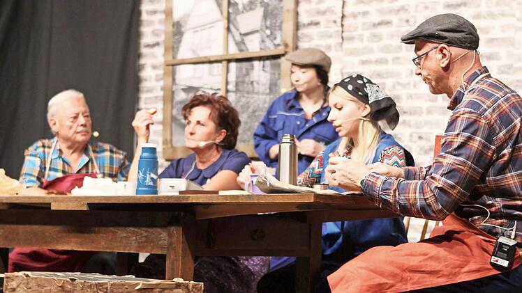 Die Rehbach-Saga begann 1955 in einer Frühstückspause. Darsteller v. l. Werner Müller (Fabrikarbeiter Willi), Ingrid Gehring (Fabrikarbeiterin Gunda), Julia Schnura (Lehrling), Lena Neidhardt (Fabrikarbeiterin Leni) und Rudolf Ruf (Fabrikarbeiter ...