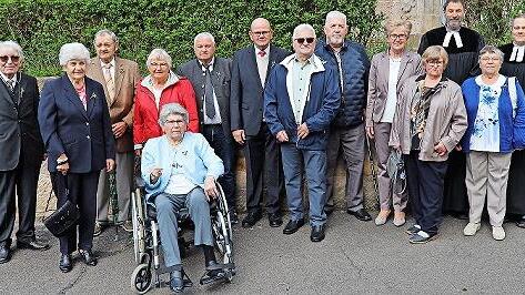 Die Jubilare der Diamantenen- und der Gnadenkonfirmation: (v.l.) Wolfgang Schönwälder, Ingrid Denninger, geb. Krause, Helmut Steinert, Renate Steiner, geb. Gemmer, Sieglinde Korn, geb. Schmidt, Dieter Treiber, Herbert Schoregge, Gerhard Schleicher...